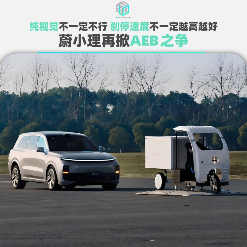 环卫工人清扫落叶 保养都市生态整洁